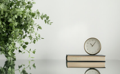 桌子上的书和闹钟的特写镜头