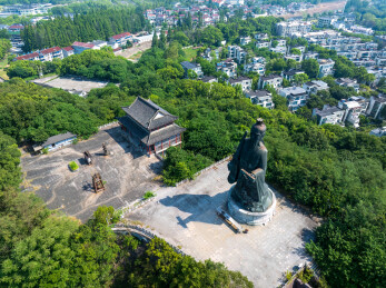 夏季白天航拍溧阳天目湖太公山龙兴寺