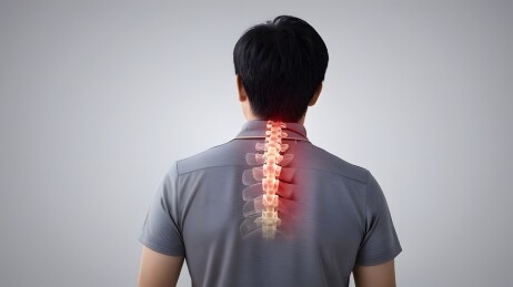 一位颈椎痛的男士背影