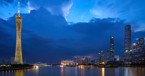 夜晚广州塔小蛮腰初亮灯，照耀珠江两岸风景