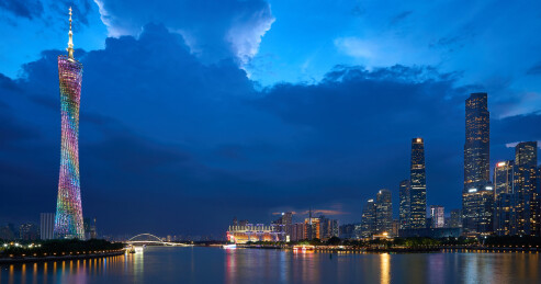 夜晚广州塔小蛮腰初亮灯，照耀珠江两岸风景