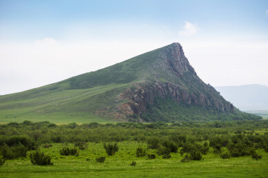 内蒙古西乌旗遥鲁海日罕山俗称半拉山景观