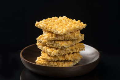 一盘糯米锅巴摆放在桌面上特写