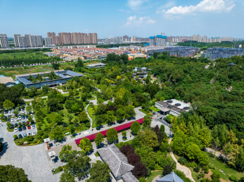 夏季白天航拍江苏徐州龟山景区全景