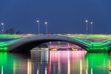 北京通州区北运河上的千荷泻露桥夜景灯光