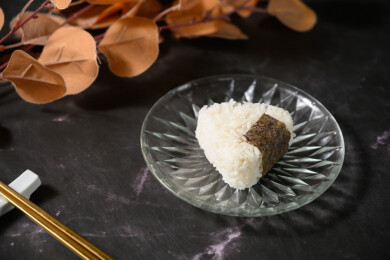 桌面上的盘子里的美味可口的饭团