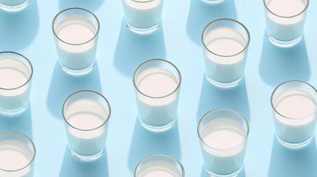蓝色桌子上的瓶子的高角度视图