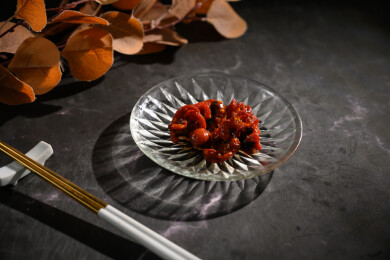 桌面上的盘子里的美味可口的芝麻八爪鱼