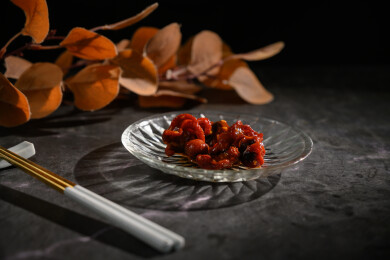 桌面上的盘子里的美味可口的芝麻八爪鱼