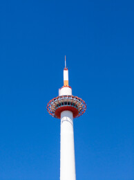 蔚蓝天空下的白色瞭望塔