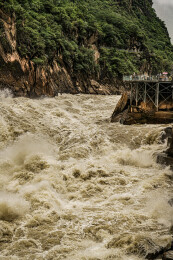 浪涛汹涌的虎跳峡