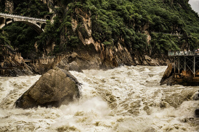 浪涛汹涌的虎跳峡