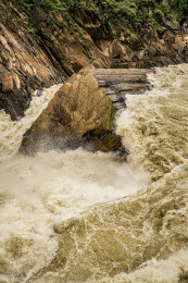 浪涛汹涌的虎跳峡