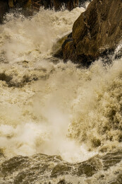 浪涛汹涌的虎跳峡