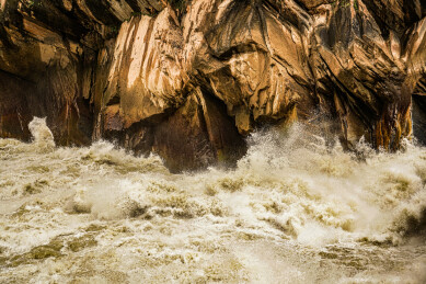 浪涛汹涌的虎跳峡