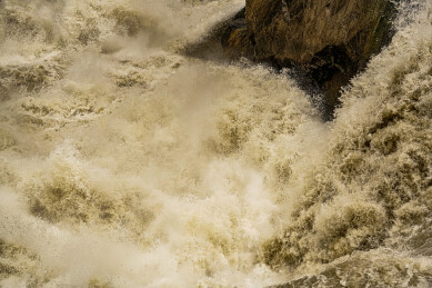 浪涛汹涌的虎跳峡