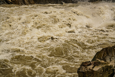 浪涛汹涌的虎跳峡