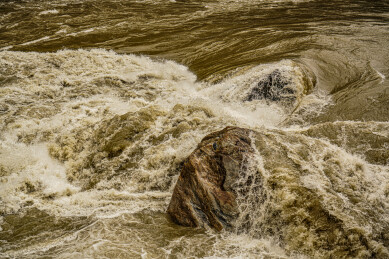 浪涛汹涌的虎跳峡