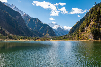 晴朗午后，四川毕棚沟景区秋景