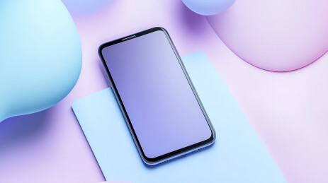 蓝色背景下智能手机的高角度视图