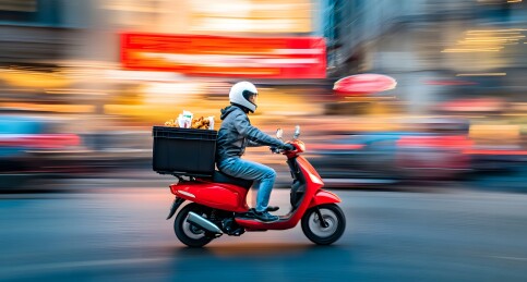 都市快节奏骑摩托车的骑手