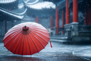 下雪的古城中一把红色的伞