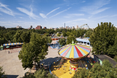 天津天塔湖景区水上公园游乐场城市风光