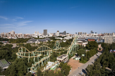 天津天塔湖景区水上公园游乐场城市风光