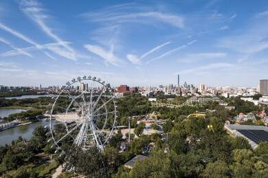 天津天塔湖景区水上公园游乐场城市风光