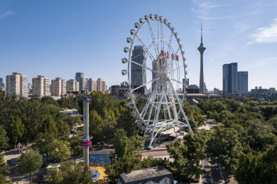 天津天塔湖景区水上公园游乐场城市风光