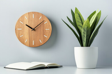 靠墙桌上的闹钟和盆栽植物特写镜头