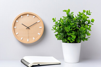 靠墙桌上的闹钟和盆栽植物特写镜头