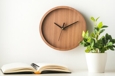 靠墙桌上的闹钟和盆栽植物特写镜头