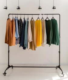 彩色T恤和毛衣的服装架