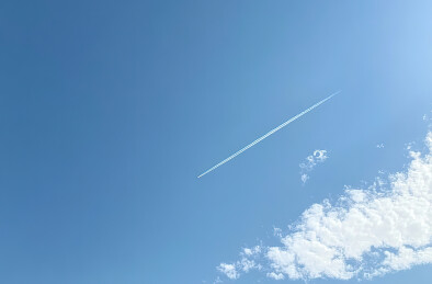 飞机在蓝天下飞行的低角度视图