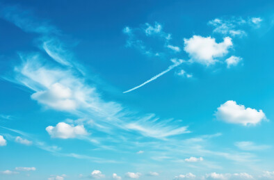 飞机在蓝天下飞行的低角度视图