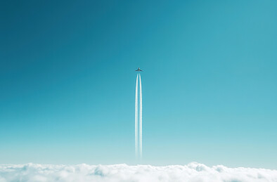 飞机在蓝天下飞行的低角度视图