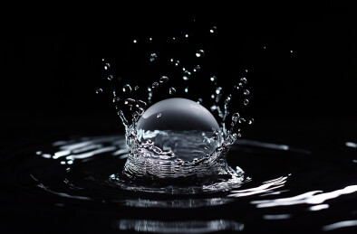 黑色背景下的气泡特写镜头