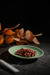 桌面上的盘子里的美味可口的水煮花生