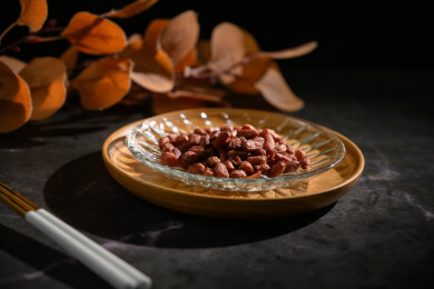 桌面上的盘子里的美味可口的水煮花生