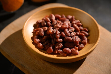 桌面上的盘子里的美味可口的水煮花生