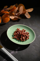 桌面上的盘子里的美味可口的水煮花生