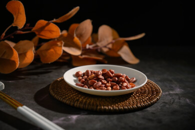 桌面上的盘子里的美味可口的水煮花生