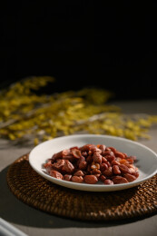 桌面上的盘子里的美味可口的水煮花生