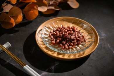 桌面上的盘子里的美味可口的水煮花生