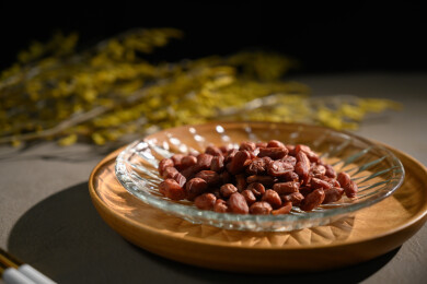 桌面上的盘子里的美味可口的水煮花生