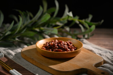 桌面上的盘子里的美味可口的水煮花生