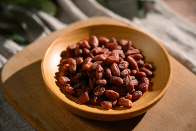 桌面上的盘子里的美味可口的水煮花生