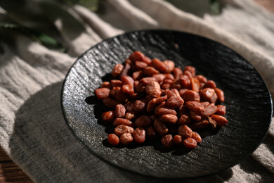 桌面上的盘子里的美味可口的水煮花生