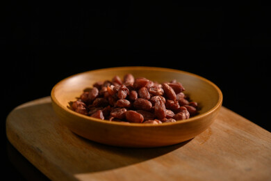 桌面上的盘子里的美味可口的水煮花生